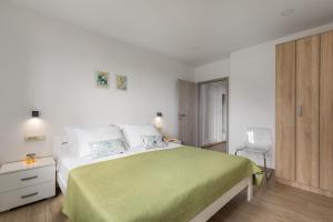 Rúm í herbergi á Luxurious apartments Bona fide