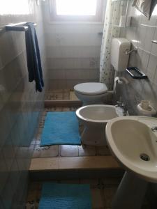 サンタ・マリア・アル・バーニョにあるVILLINO da MARIAのバスルーム(トイレ、洗面台、シャワー付)