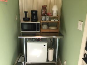 una piccola cucina con forno a microonde e piccolo frigorifero di Adorable Garden Suite a Rockport