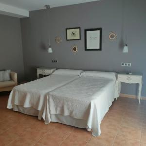 Un pat sau paturi într-o cameră la Casa Rural Torre Gil