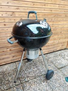 a grill with a pan on top of a stand at ZÁTOKA Živohošť - Apartmány in Chotilsko