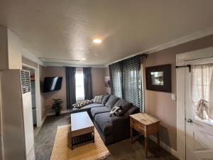 a living room with a couch and a table at Grand Canyon Getaway! Cozy & easily accessible in Valle
