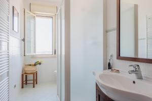 bagno con lavandino e specchio di Villa Ferranti Abruzzo a Montefino