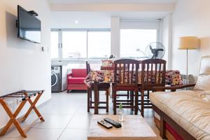 ein Wohnzimmer mit einem Tisch und 2 Stühlen in der Unterkunft Los Asturianos APART amentos in Mar del Plata