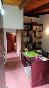 El Pacífico的住宿－Cabaña con Bañera en Puesta de Sol，一间设有书桌的客房,铺有粉红色的地毯
