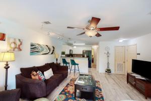 ein Wohnzimmer mit einem Sofa und einem Deckenventilator in der Unterkunft Water Wheel Resort Condo BLDGI 101 in New Braunfels