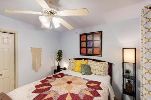 Schlafzimmer mit einem Bett und einem Deckenventilator in der Unterkunft Water Wheel Resort Condo BLDGI 101 in New Braunfels