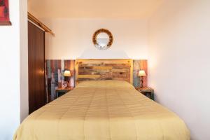 1 cama grande en un dormitorio con espejo en la pared en Los Asturianos APART amentos 3 en Mar del Plata