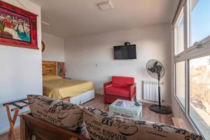 uma sala de estar com um sofá e uma cama em Los Asturianos APART amentos 3 em Mar del Plata