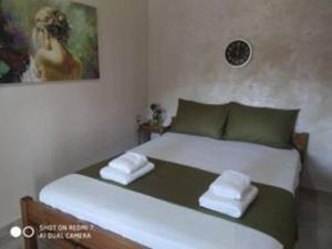 1 dormitorio con 1 cama con una pintura en la pared en sun and sea 1, en Elíka