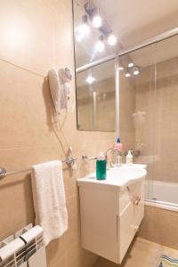 a bathroom with a sink and a shower and a mirror at APART amento Asturiano 4 Mar del Plata in Mar del Plata