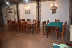 une salle à manger avec une table et des chaises vertes dans l'établissement Casa rural la Zarza, 