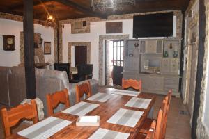 sala de estar con mesa y sofá en Casa rural la Zarza, 