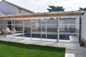 pergola nad basenem w domu w obiekcie Casa rural la Zarza 