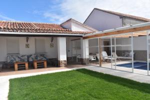 une maison avec une terrasse et une pelouse dans l'établissement Casa rural la Zarza, 