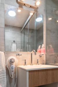 La salle de bains est pourvue d'un lavabo et d'un miroir. dans l'établissement Asturiano 5 Miramar, à Miramar