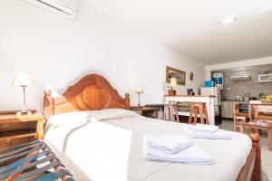 1 dormitorio con 1 cama grande y cocina en Asturiano 5 Miramar en Miramar