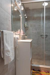 y baño con ducha con lavabo y ducha acristalada. en Asturiano 5 Miramar en Miramar