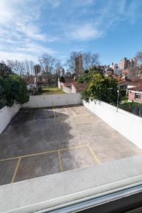 un balcón con vistas a un aparcamiento en Asturiano 5 Miramar en Miramar