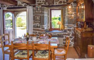 uma sala de jantar com uma mesa e uma parede de pedra em Amazing Home In Saint Connec With Kitchenette 