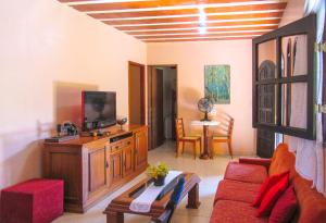 sala de estar con sofá y TV en Casa de campo c piscina e churrasq em Saquarema RJ, en Jaconé