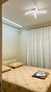 een slaapkamer met een groot bed met een plafondventilator bij Nevenka in Bar +22 foto's