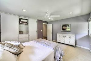 um quarto com uma cama e uma ventoinha de tecto em Luxury South Bend Home about 1 Mi to Notre Dame! em South Bend