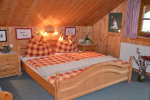 Postel nebo postele na pokoji v ubytování Holdhäusl