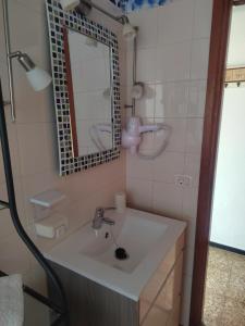 bagno con lavandino e specchio di Mirador Vista Palacios a San Sebastián de la Gomera