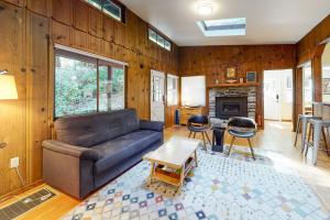 sala de estar con sofá y chimenea en Ananda en Monte Rio