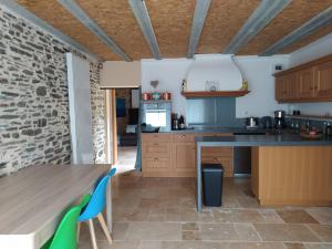 Kuchyňa alebo kuchynka v ubytovaní Gîte de charme en Dordogne avec Piscine et jardin