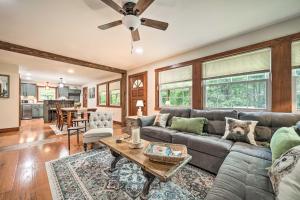Χώρος καθιστικού στο Fun Pet-Friendly Highlands Retreat with Fenced Yard!