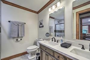 Ένα μπάνιο στο Fun Pet-Friendly Highlands Retreat with Fenced Yard! +25 φωτογραφίες