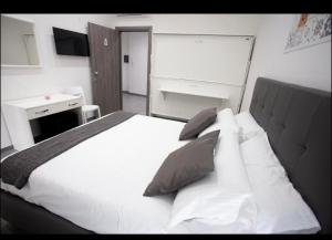 A bed or beds in a room at Amazing Napoli