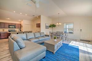 ザ・ヴィレッジズにあるThe Villages Retreat with Lanai and Lake Views!のソファとテーブルのあるリビングルーム