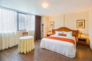 Llit o llits en una habitació de Miraflores Colon Hotel