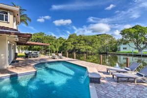 Πισίνα στο ή κοντά στο Pompano Beach Villa with Private Pool and Dock!