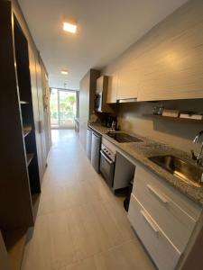 una cocina con fregadero y encimera en Tranquilo departamento Dunas de Concon, en Concón