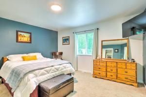 Säng eller sängar i ett rum på Charming Wasilla Retreat Walk to Lake Lalen!