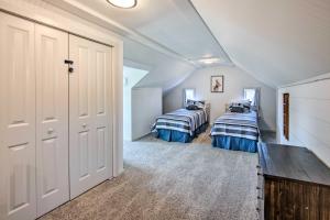 隆克斯的住宿－Updated Ronks Home about 8 Mi to Dtwn Lancaster!，阁楼卧室配有两张床和一个衣柜。
