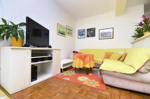 a living room with a couch and a flat screen tv at Apartmani Mira in Drasnice