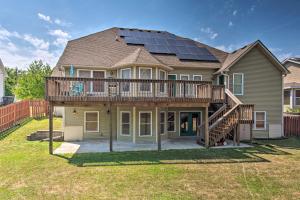 德梅因的住宿－Pet-Friendly Des Moines Home with Fenced Yard!，屋顶上设有太阳能电池板的房子