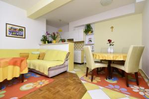 a kitchen and dining room with a table and a couch at Apartmani Mira in Drasnice