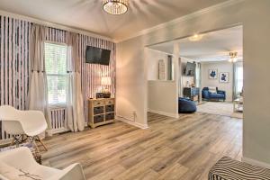 Istumisnurk majutusasutuses Savannah Family Home with Private Pool and Yard!