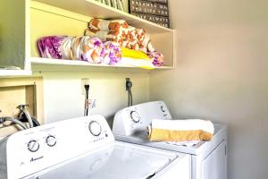a laundry room with a washer and dryer at North Port Garden Home Florida Room, Lanai! in North Port +27 photos
