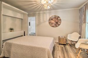 Voodi või voodid majutusasutuse Savannah Family Home with Private Pool and Yard! toas