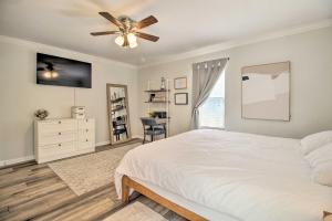 Voodi või voodid majutusasutuse Savannah Family Home with Private Pool and Yard! toas
