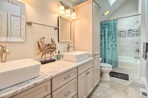 Vannituba majutusasutuses Savannah Family Home with Private Pool and Yard!