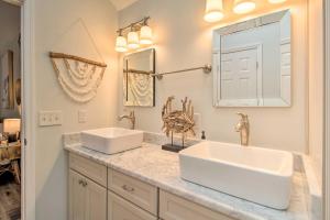 Vannituba majutusasutuses Savannah Family Home with Private Pool and Yard!