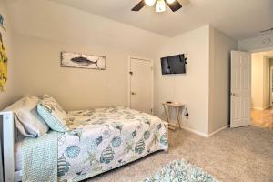 Voodi või voodid majutusasutuse Savannah Family Home with Private Pool and Yard! toas